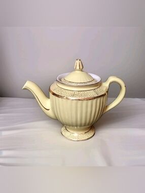 Vintage Hall Teapot Canary Yellow  & Gold 4 Cup 099